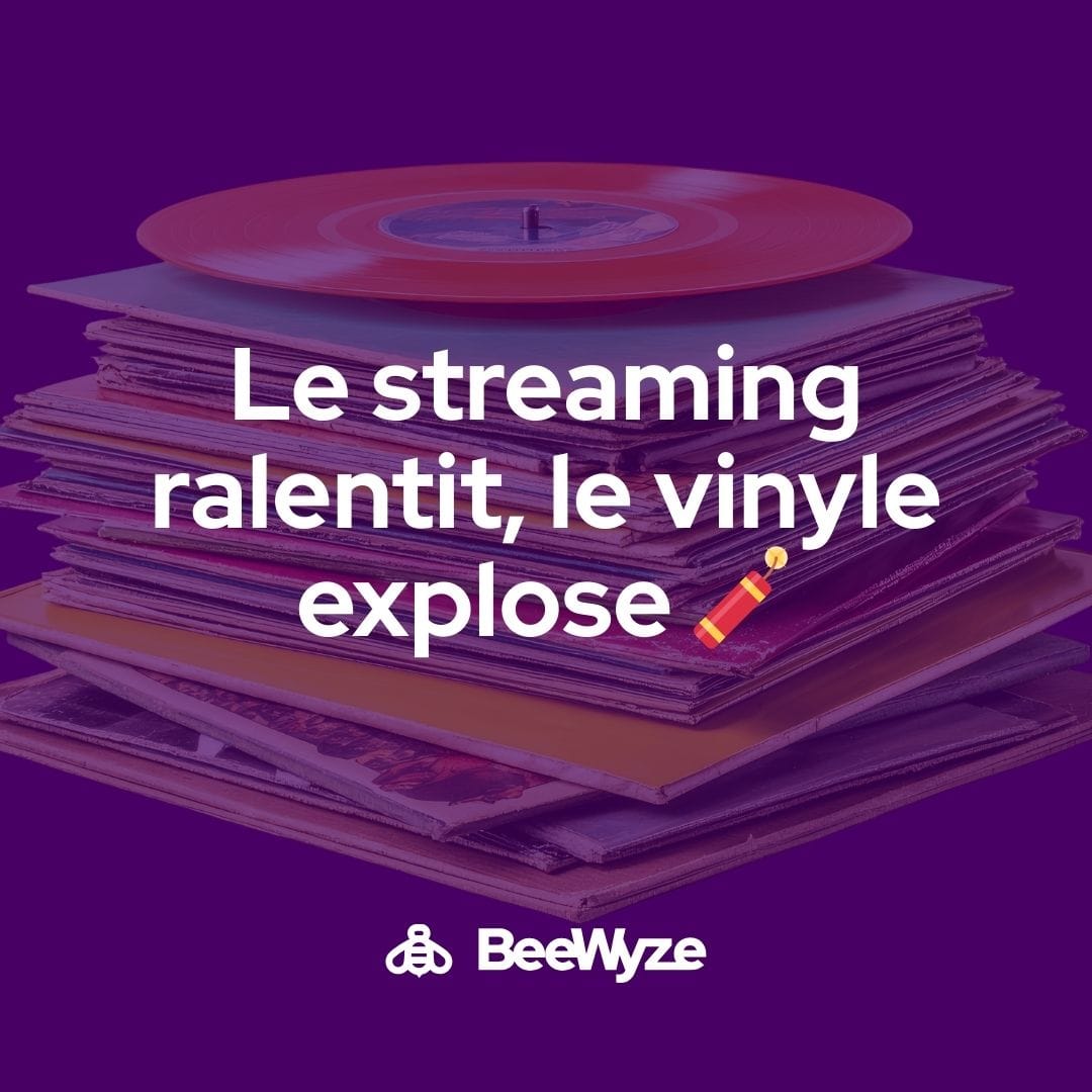 Platine vinyle et téléphone affichant une interface de streaming, symbolisant les deux visages de la consommation musicale en 2025