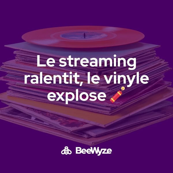 Platine vinyle et téléphone affichant une interface de streaming, symbolisant les deux visages de la consommation musicale en 2025